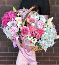 Композиция солнечный день в Сортавале Цветочная композиция из Розы, Хризантемы, Пионы и Лизиантусы в корзине в Сортавале