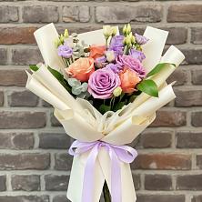 Букет цветов из:  Лизиантусы и Розы в Сортавале