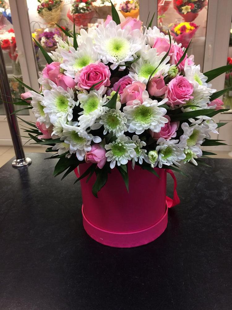 Цветочная композиция из Розы и Хризантемы в шляпной коробке в Сортавале