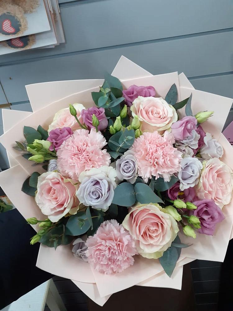 Букет цветов из: Розы, Гвоздики и Лизиантусы в Сортавале