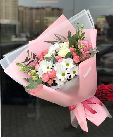 Букет цветов из: Розы, Лизиантусы и Хризантемы в Сортавале
