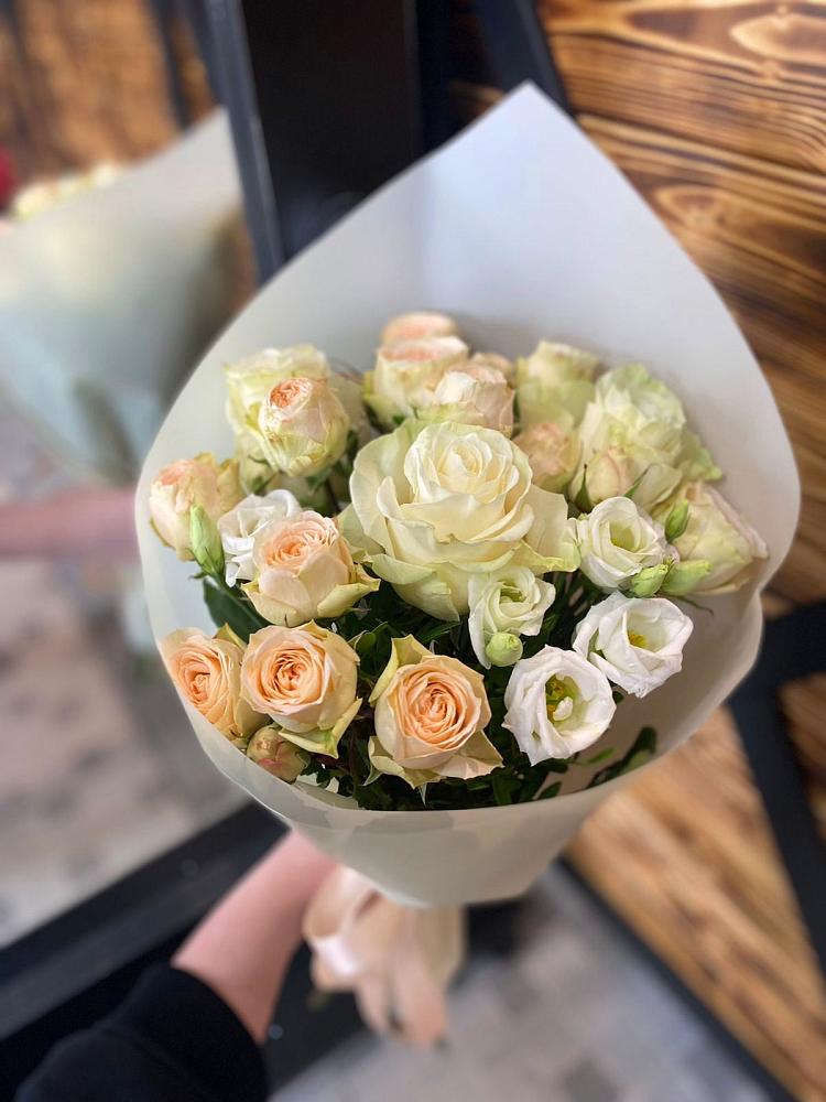 Букет цветов из: Розы и Лизиантусы в Сортавале